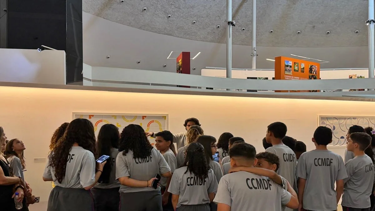 Utopias em construção: estudantes conhecem Brasília por fotos e documentos