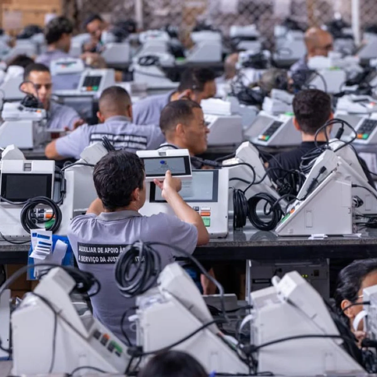 TRE-DF inicia carga e lacração de mais de 6 mil urnas para eleições