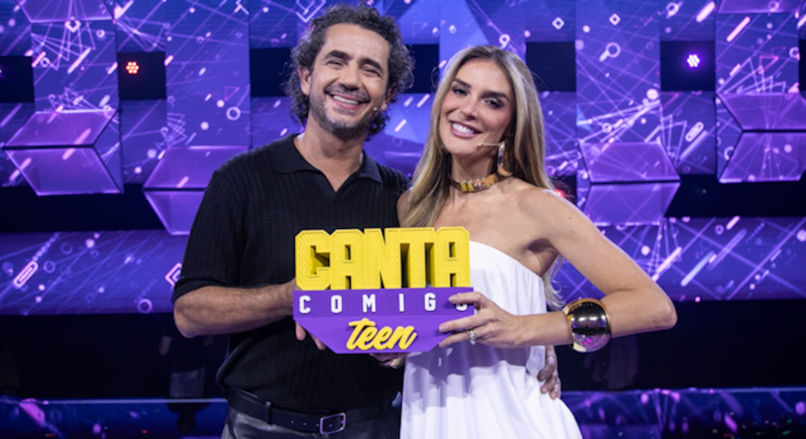 Sob o comando de Rafa Brites e Felipe Andreoli, você acompanha a final do Canta Comigo Teen 6 a partir das 22h30 Edu Moraes/RECORD