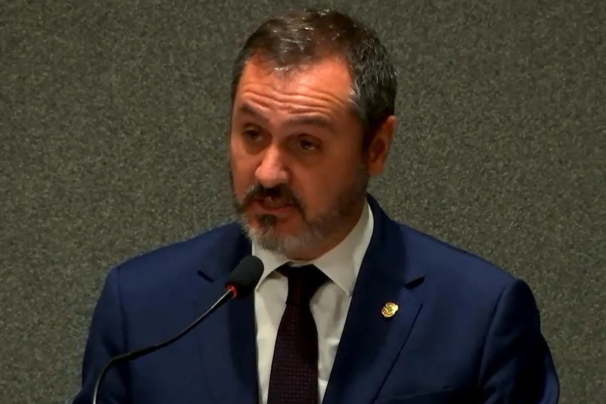 "Atividade policial vilipendiada", diz ministro ao afastar diretor da PF