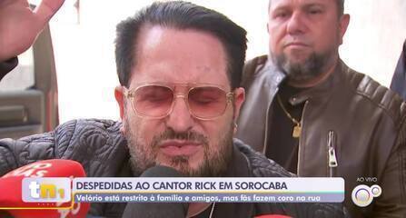 Velório do Rick: Marrone lamenta morte do amigo sertanejo durante velório em Sorocaba