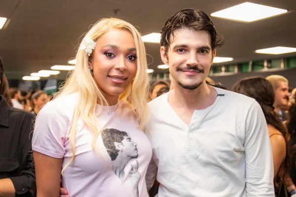 Jão retorna aos palcos em show com participação de Erika Hilton - destaque galeria