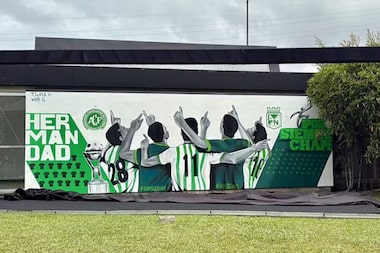 Chapecoense volta à Colômbia e recebe homenagens do Atlético Nacional dez anos após tragédia