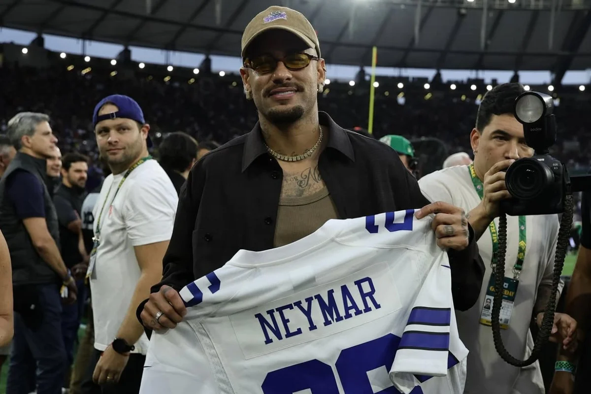 NFL: Neymar é presenteado com camisa do Dallas Cowboys no Maracanã