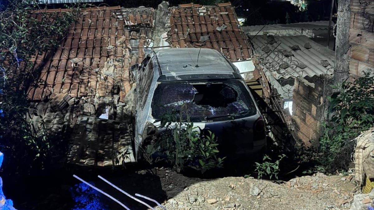 Carro vai parar no telhado de casa após descer rua em alta velocidade em Sabará, na Grande BH