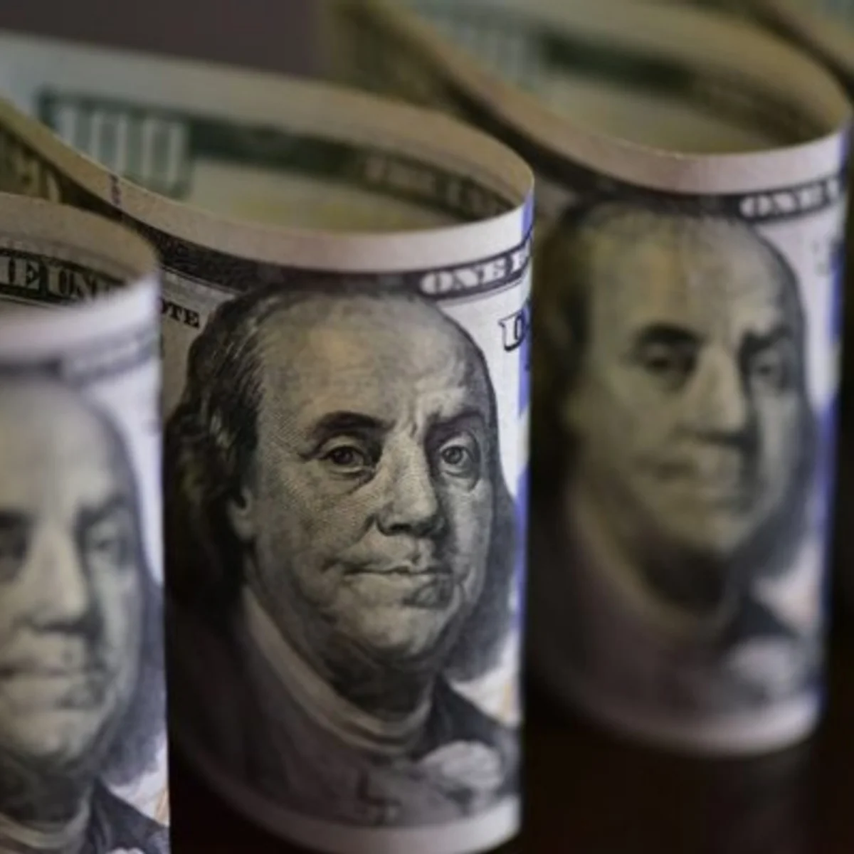 Dólar fica estável, apesar de tensão global com petróleo acima de US$ 100