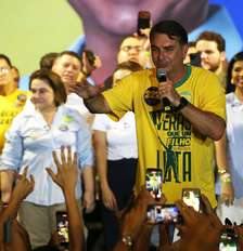O candidato à Presidência da República pelo PL, Flávio Bolsonaro (c), acompanhado por apoiadores locais, durante comício de campanha realizado na cidade de Manaus (AM), nesta sexta- feira, 11 de setembro de 2026. Foto: EDMAR BARROS/ATO PRESS/ESTADÃO CONTEÚDO