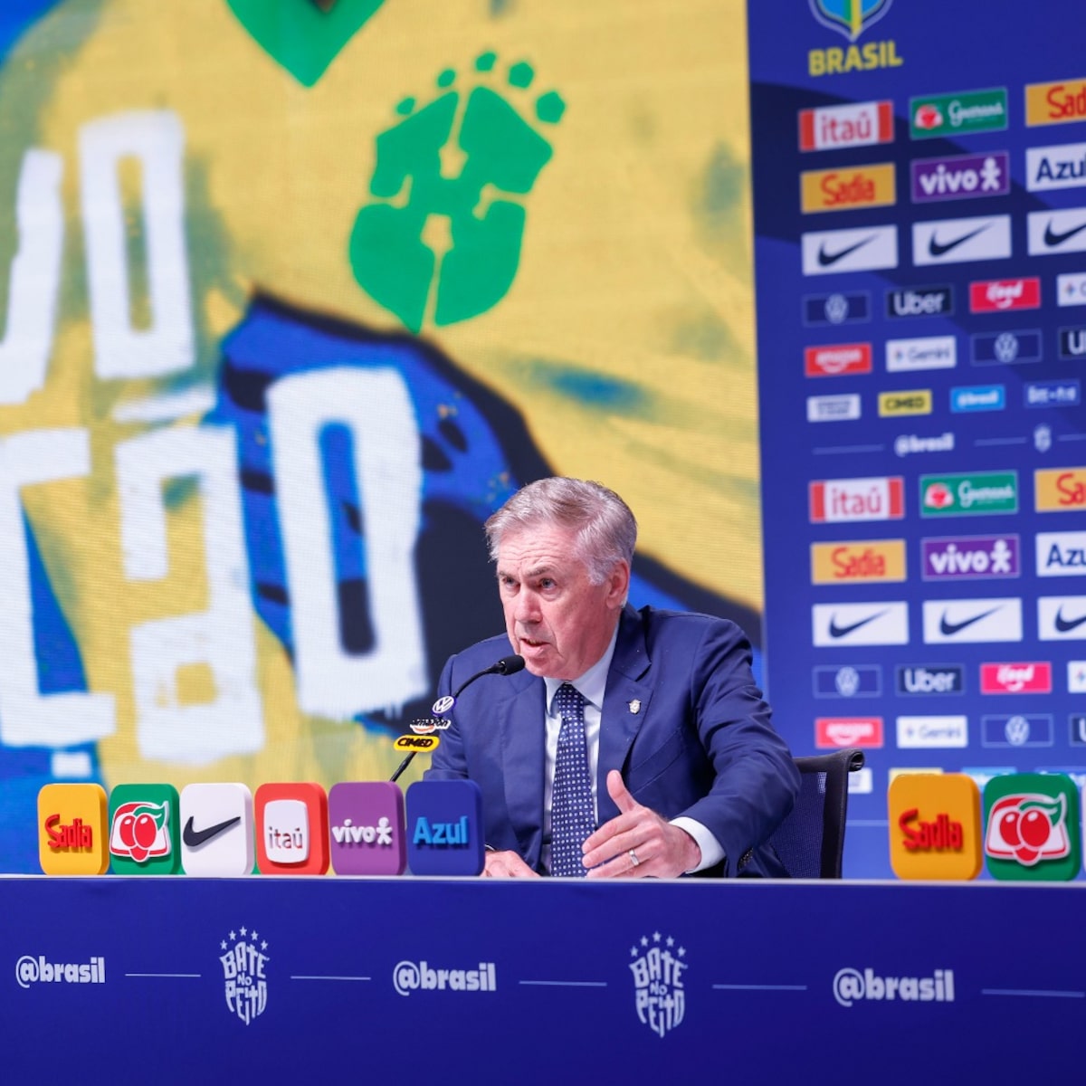 Ancelotti explica convocação de jovens e ausência de veteranos: ‘Porta não está fechada’