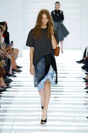 Prada faz das saias protagonistas em coleção que celebra o imperfeito