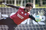 Hugo Souza, em treino do Corinthians.