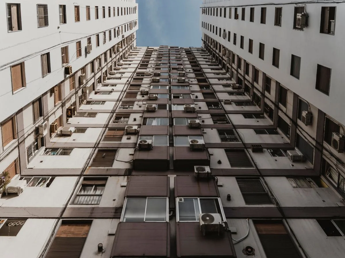 Homem é condenado após ofender vizinhas em condomínio: "Velha safada"