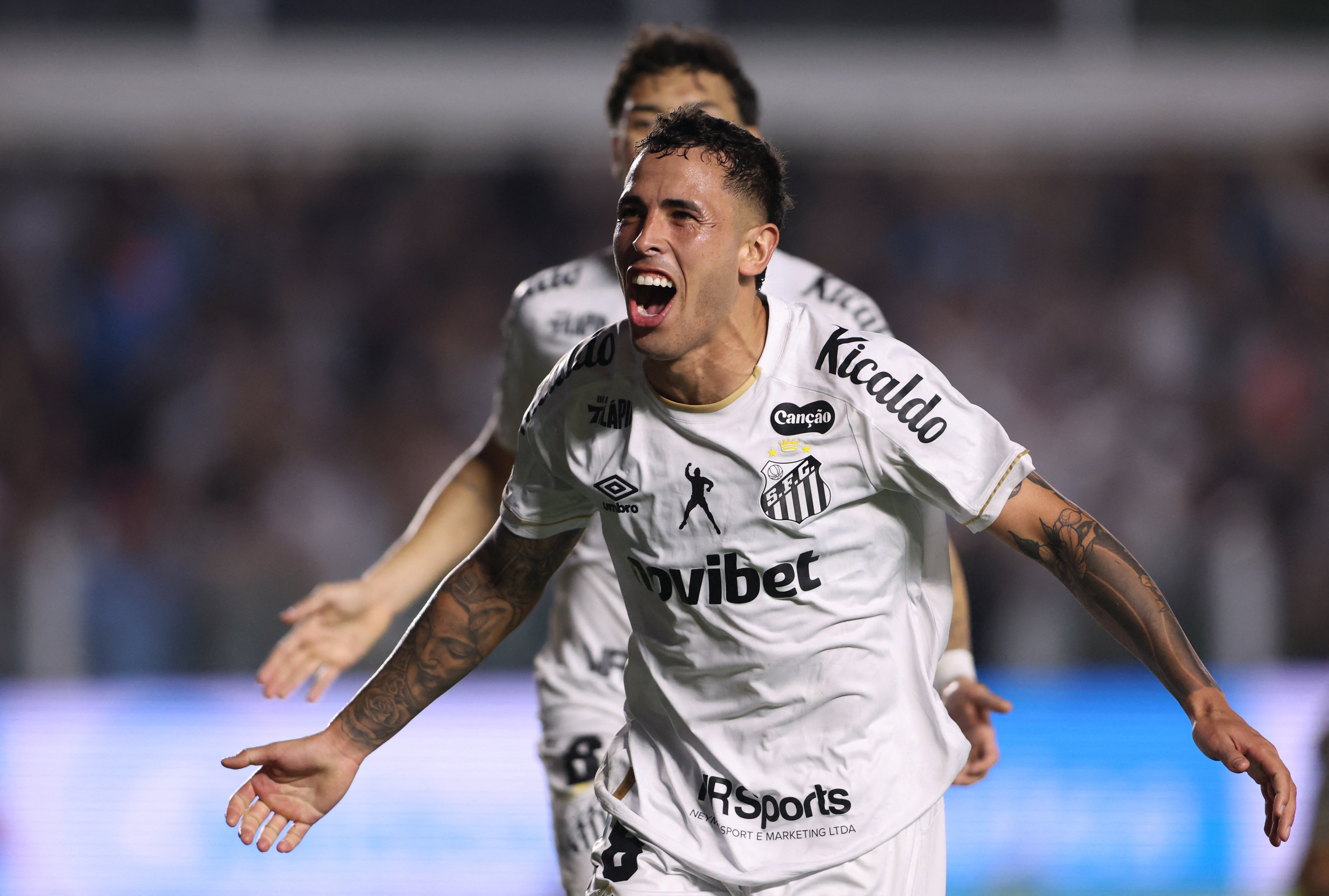 Gabigol vive noite de garçom, e Santos abre boa vantagem sobre o Atlético-MG na Sul-Americana