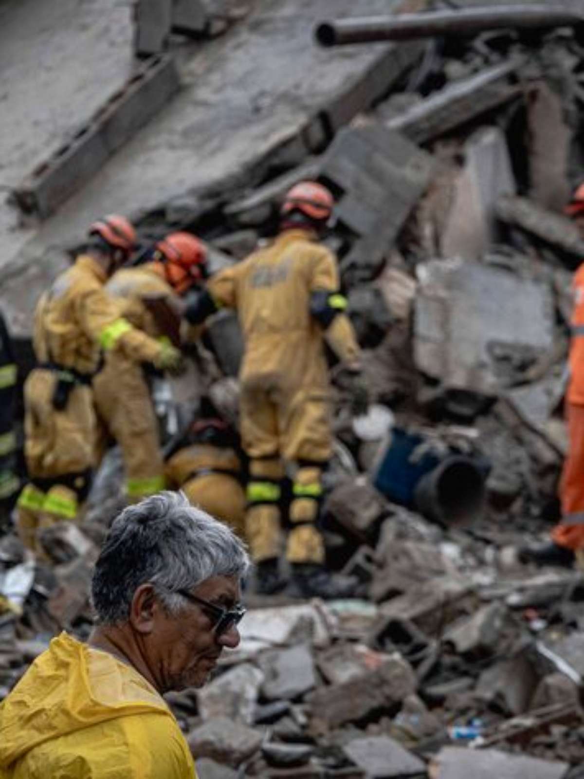 Sobe para 5 número de mortos após prédio em construção desabar sobre casa em SP