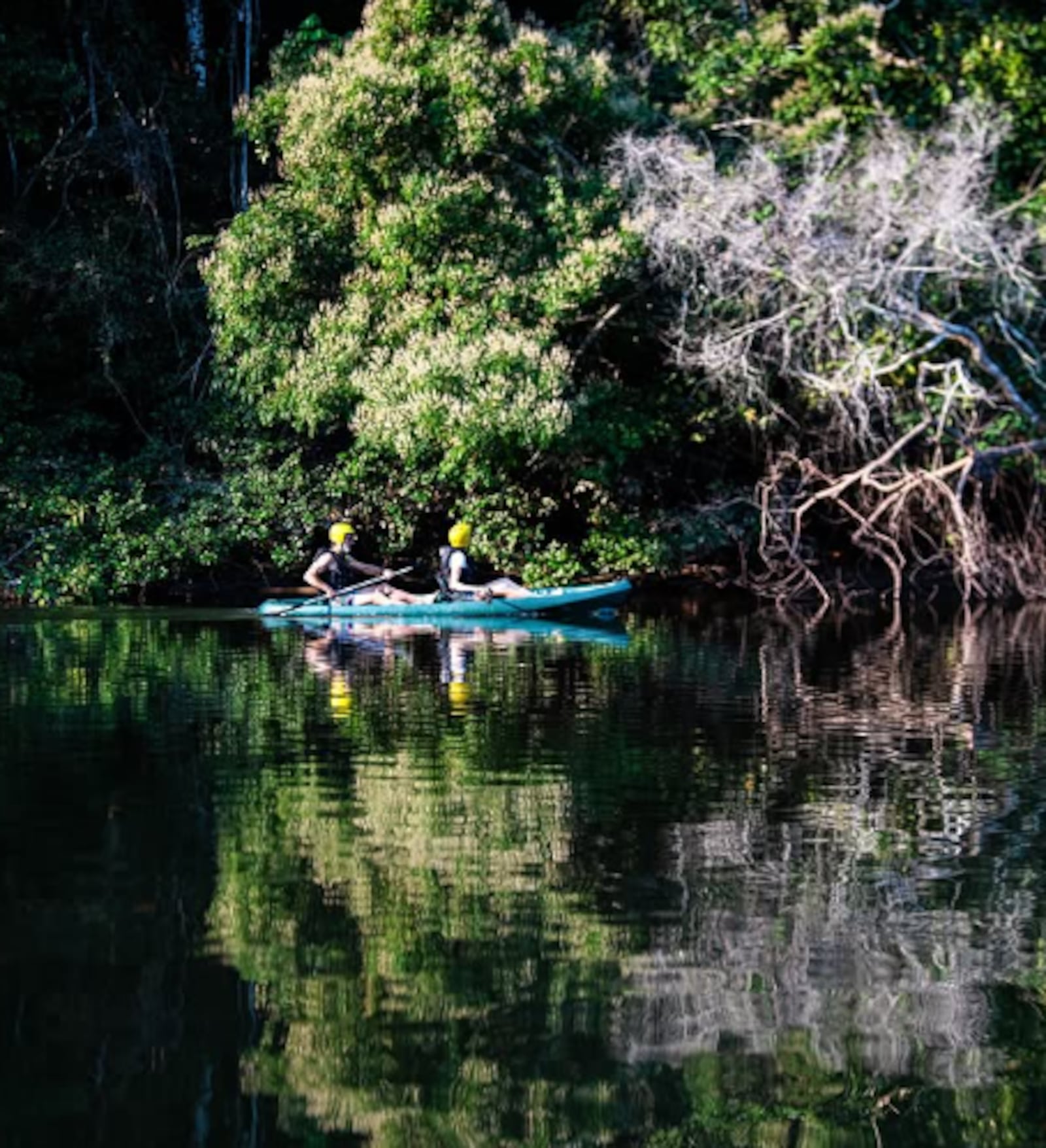 A canoagem sobre o Rio Cristalino é uma das formas de vivenciar a Amazônia