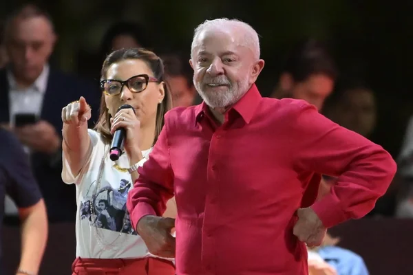 TSE manda remover falsa capa da Veja sobre Nossa Senhora Aparecida e Janja - destaque galeria