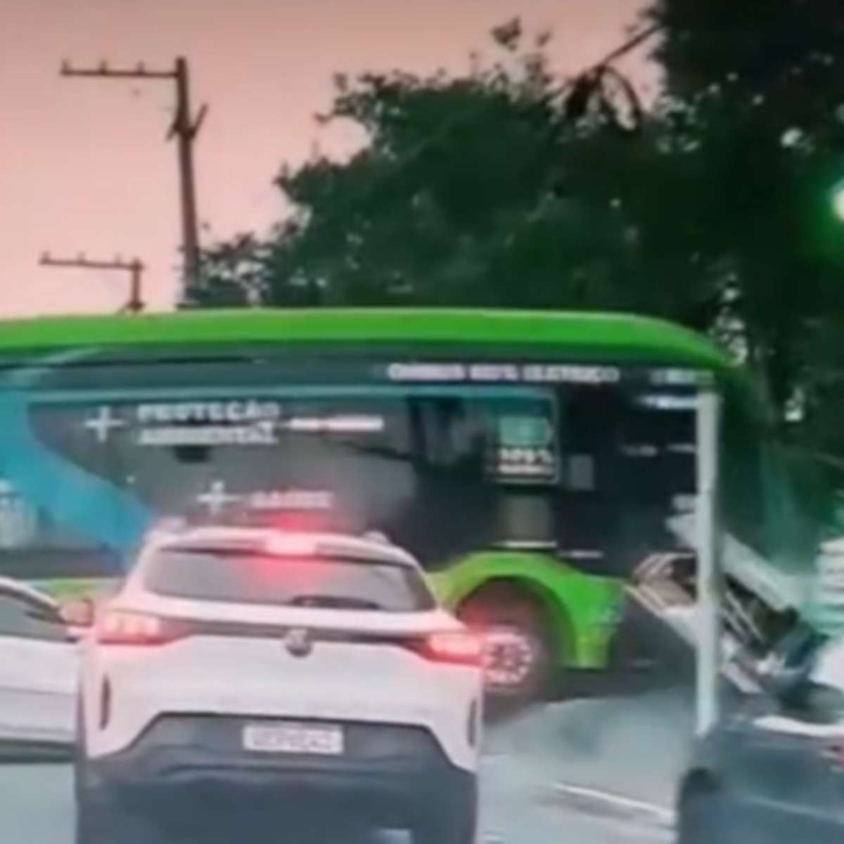Ônibus atinge carros e bate em muro de escola no Jabaquara, em São Paulo