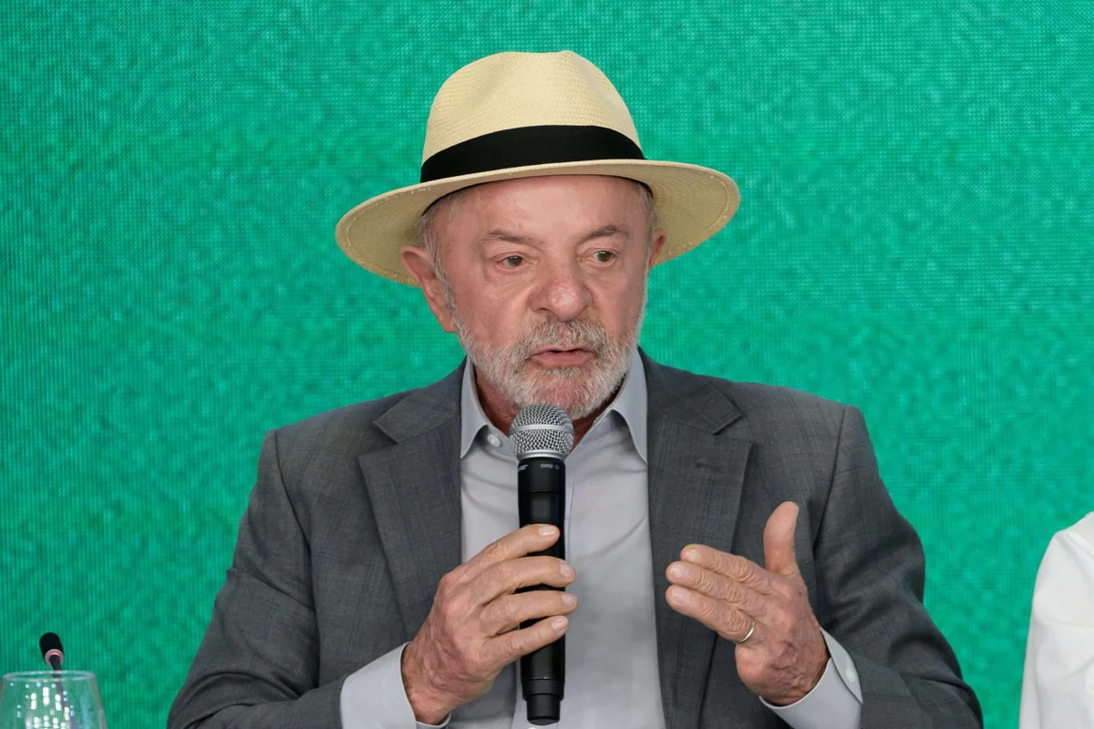 Lula critica bandeiras dos EUA em atos políticos: “Traidores da pátria”