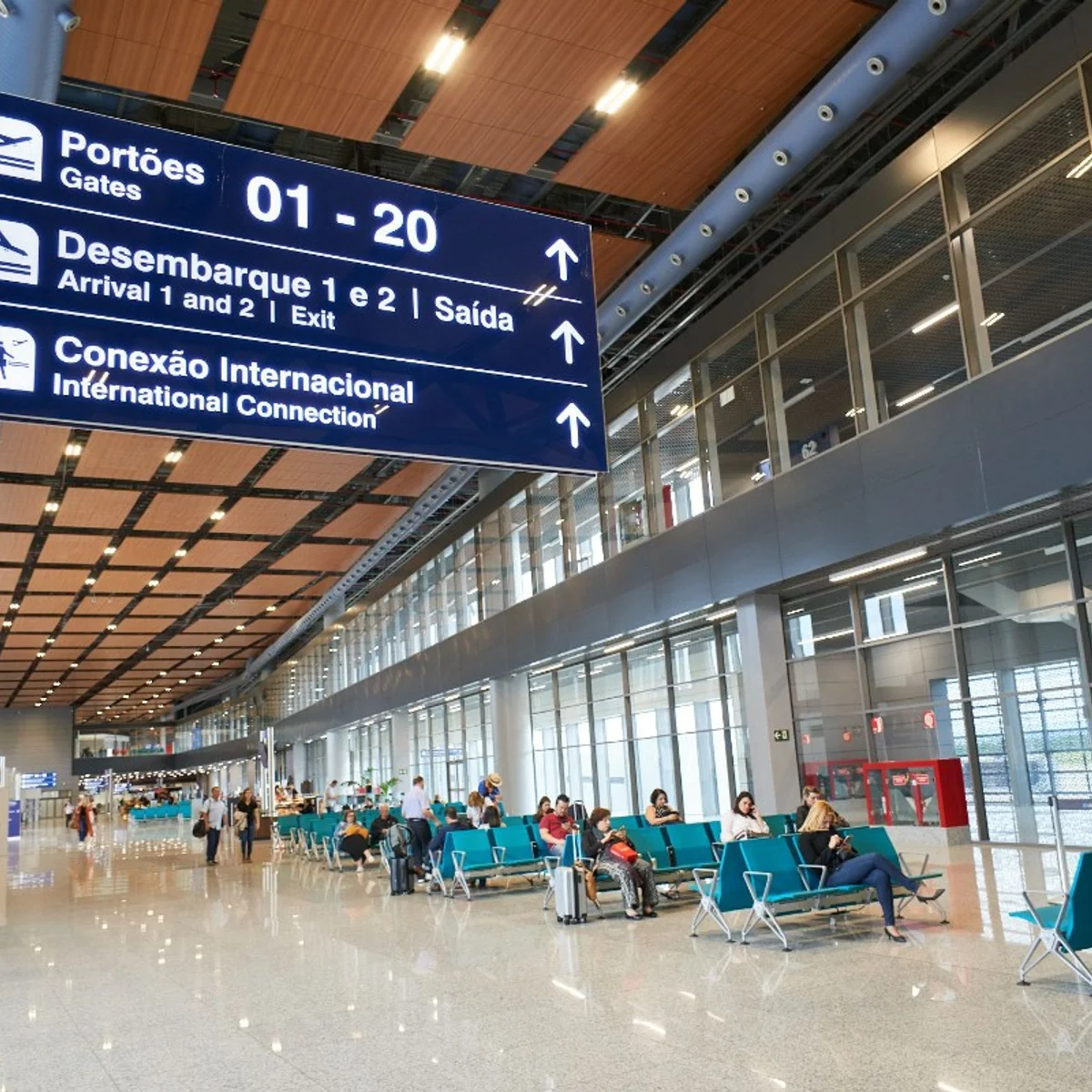 Buraco na pista suspende pousos e decolagens no Aeroporto de Confins