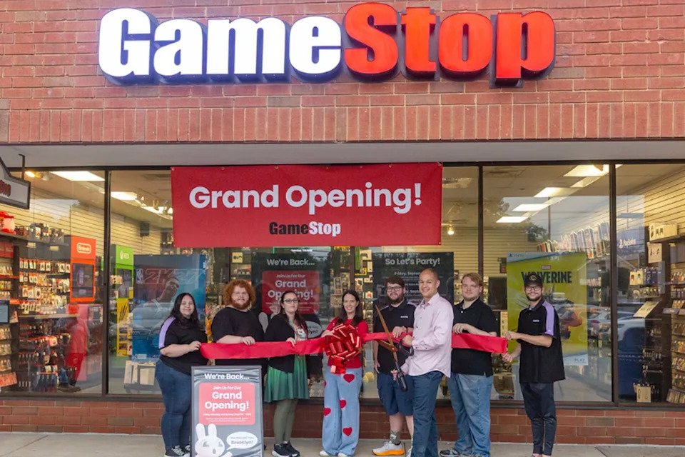 A GameStop está reabrindo algumas das centenas de lojas que fechou nos últimos anos
