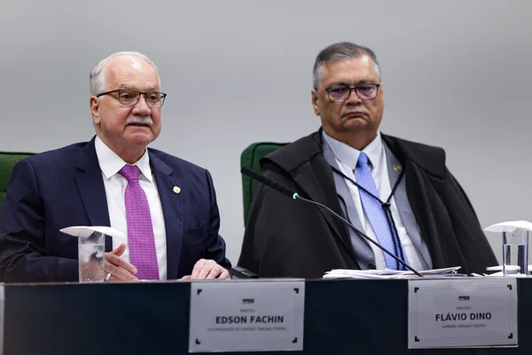 Dino reage à paralisia de Fachin e traz alívio para ministros da Corte