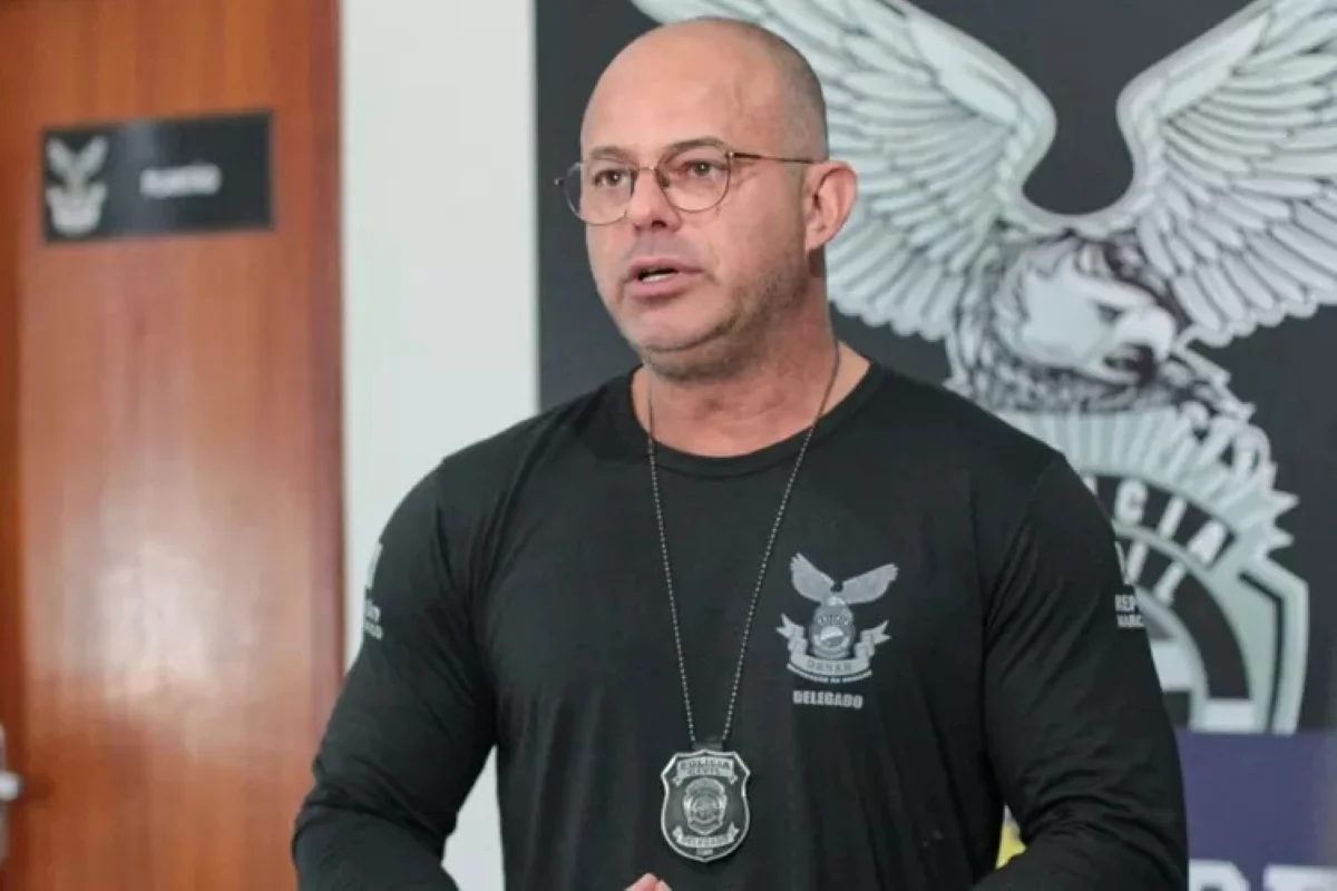 Imagem colorida mostra delegado preso por desvio de cocaína - Metrópoles