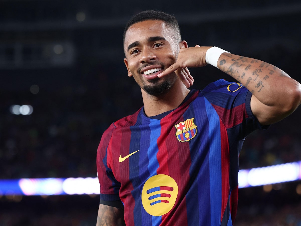 Raphinha brilha, Gabriel Jesus estufa rede e Barcelona goleia Feyenoord na estreia da Champions