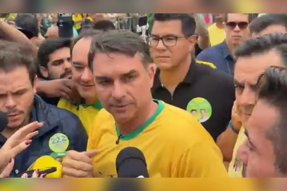 Flávio Bolsonaro chega a Juiz de Fora