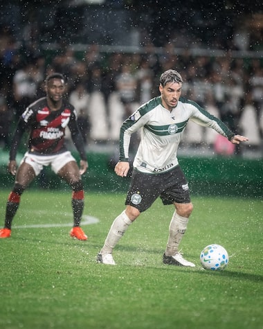 Athletico e Coritiba empatam em jogo com campo alagado e ‘Protocolo Vini Jr.’ no Brasileirão