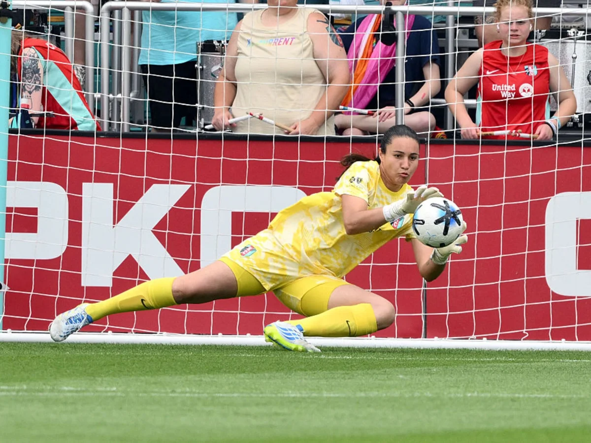 Lorena é indicada à Bola de Ouro como melhor goleira da temporada