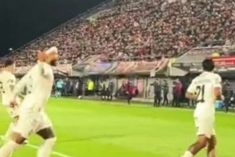 Estudiantes pede suspensão de Memphis Depay por gesto obsceno