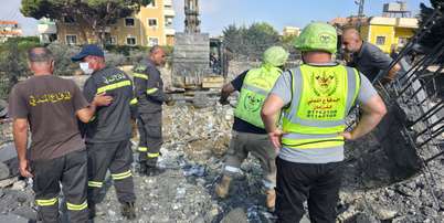 Equipes da Defesa Civil atuam em &aacute;rea atingida por ataque israelense em Kfar Rumman, no sul do L&iacute;bano, em 7 de setembro de 2026. A foto foi feita com celular. Foto: RFI