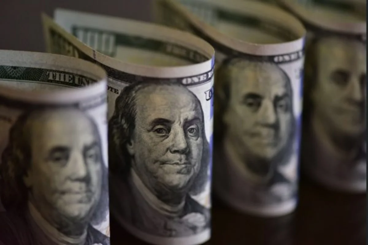 Dólar fica estável, apesar de tensão global com petróleo acima de US$ 100