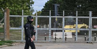 Agente bloqueia entrada em base aérea de RAF após incidente com explosivos Foto: ANSA / Ansa - Brasil