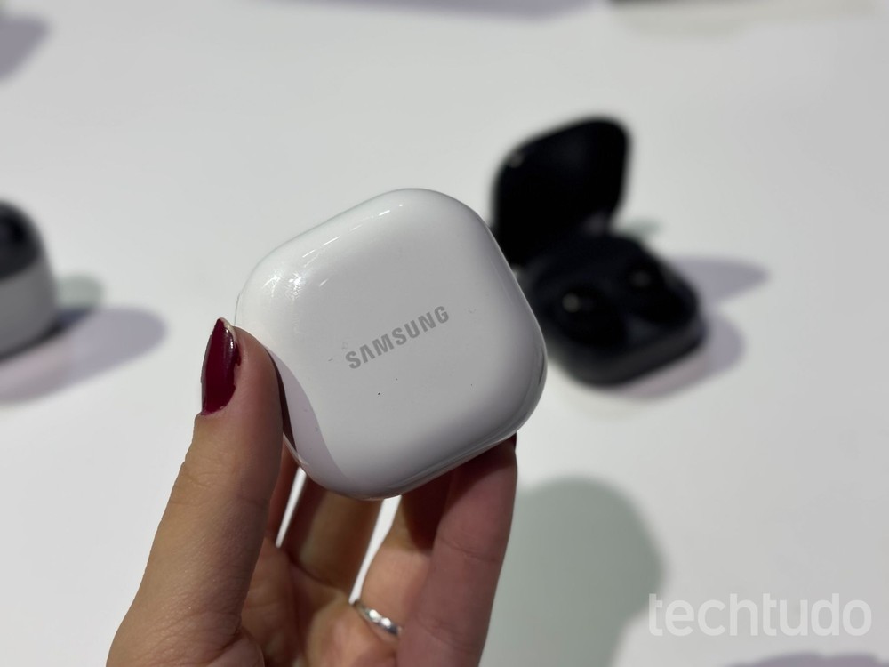 Durante a higienização dos fones de ouvido sem fio, muitos usuários acabam esquecendo de limpar os estojos — Foto: Divulgação/Samsung