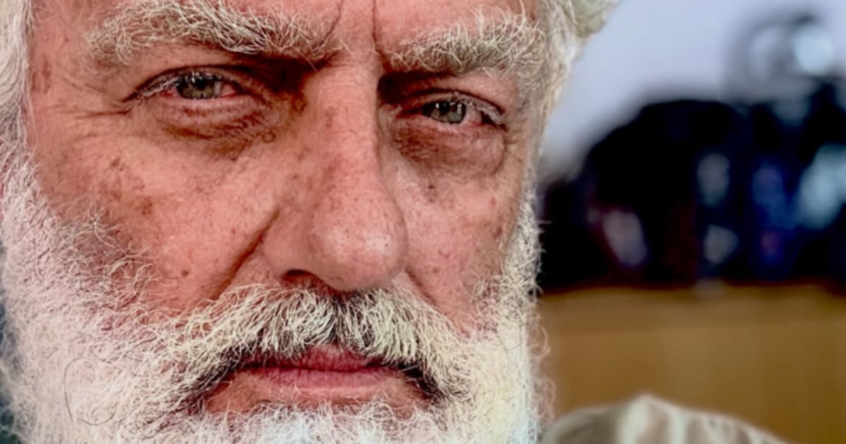 Werner Schünemann mostra detalhes da caracterização do profeta Isaías em A Ira do Herdeiro