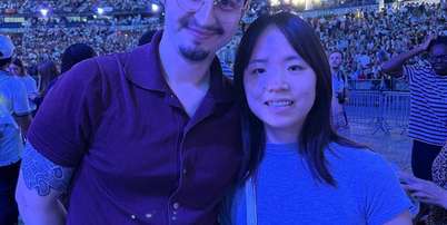 O casal Maximilien Baptiste et Chun Qin, de Paris, no Stade de France, em 25 de setembro de 2026. Foto: RFI