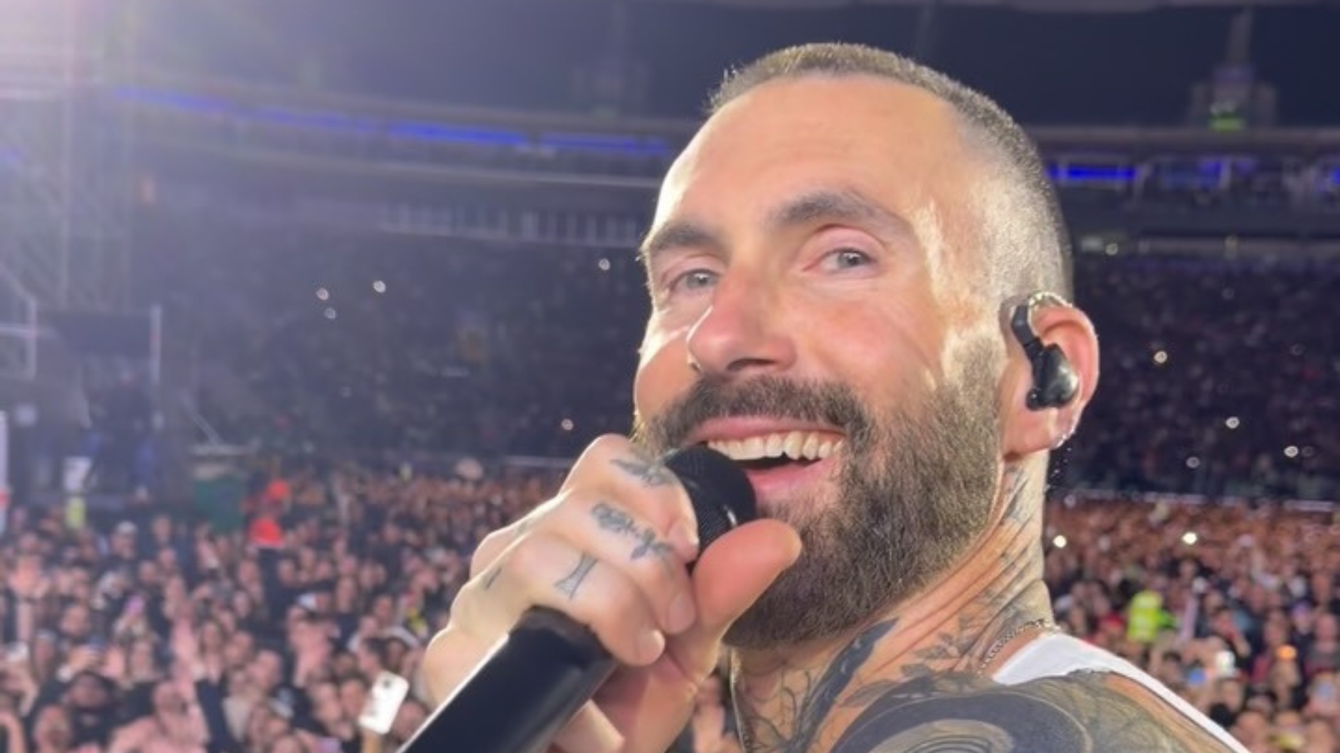 Homem em situação de rua ganha ingresso para show do Maroon 5 em São Paulo
