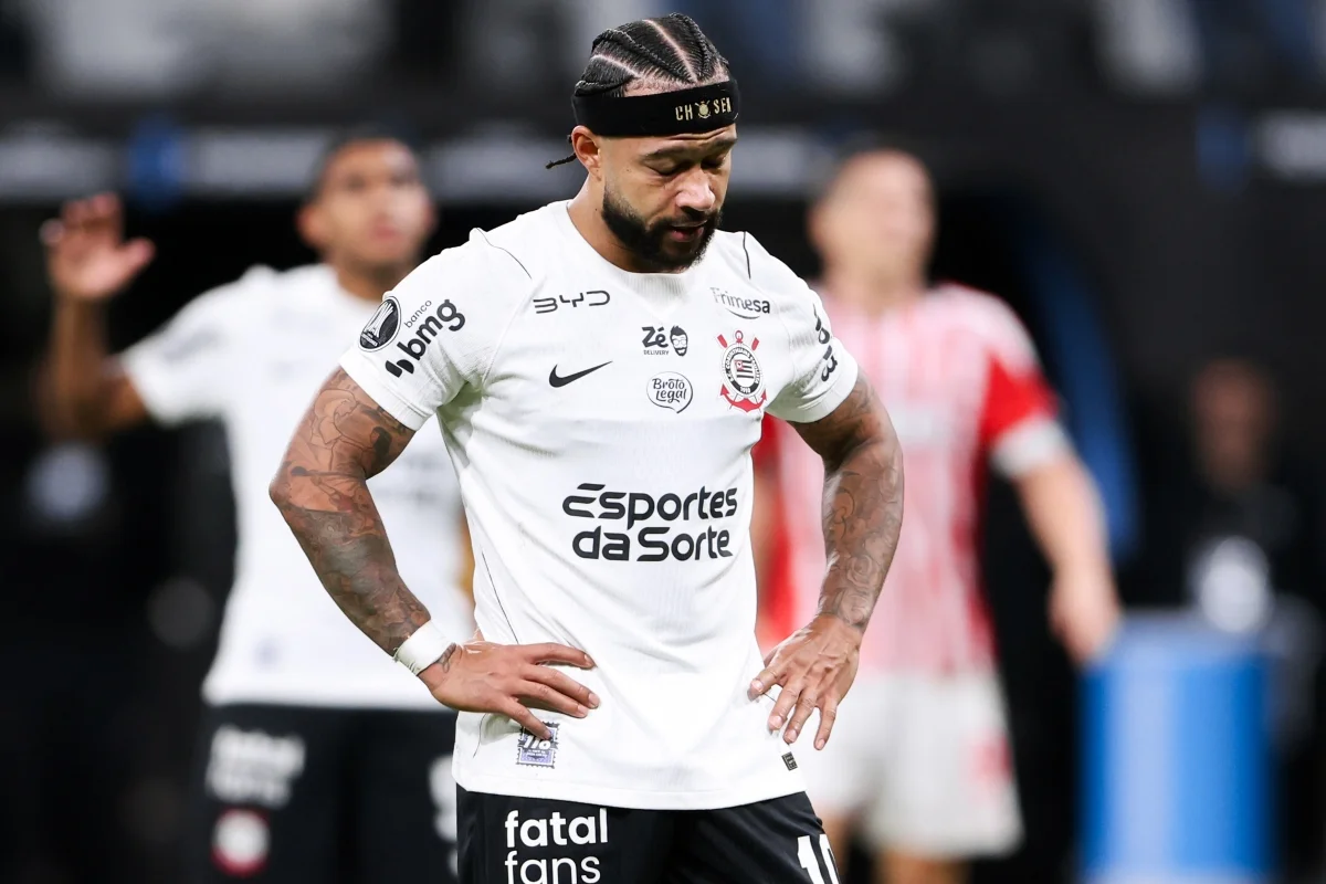 Memphis Depay na partida diante do Estudiantes