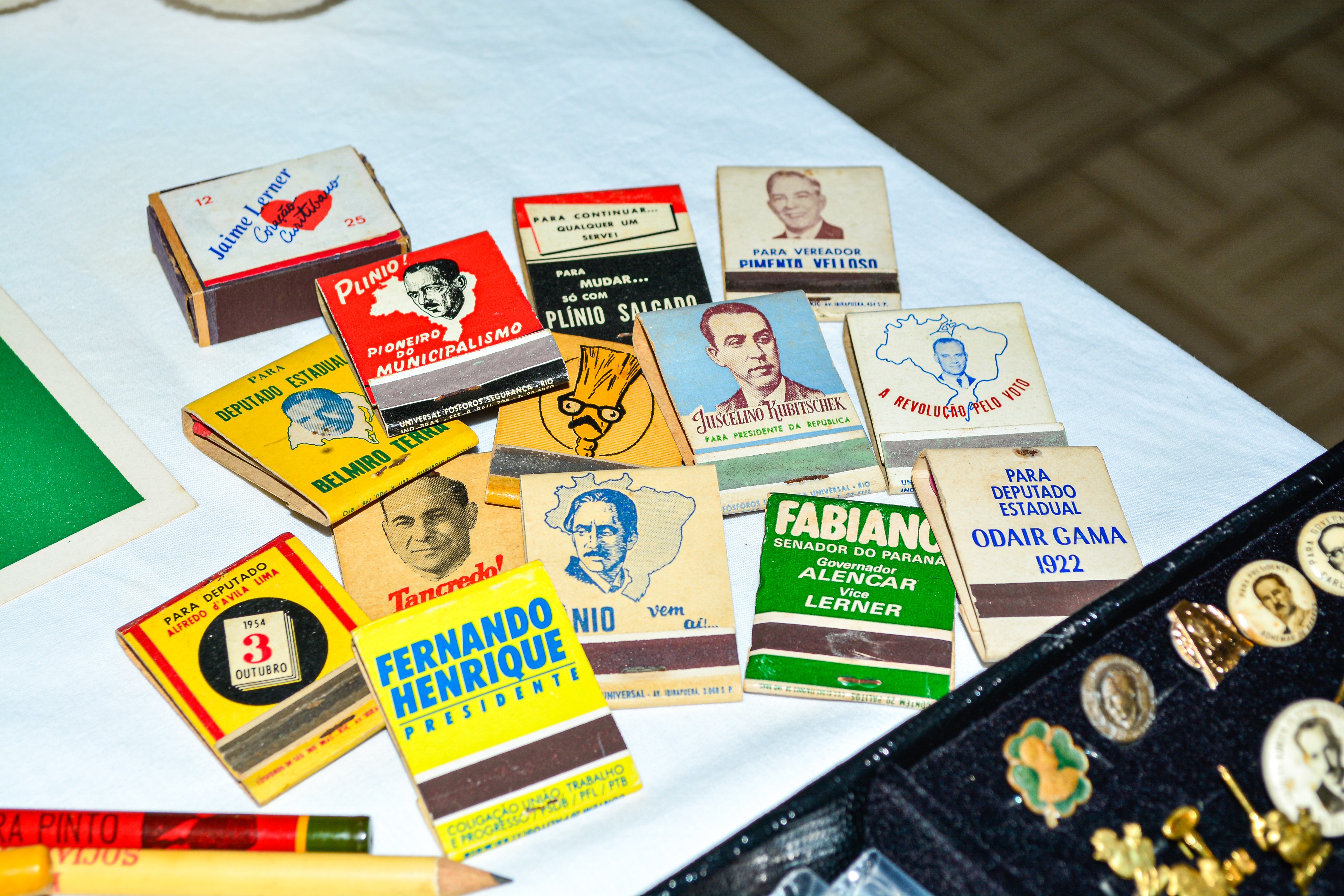 Paranaense coleciona mais de 4 mil materiais das eleições dos últimos 100 anos: 'Tem peças raras e itens proibidos'