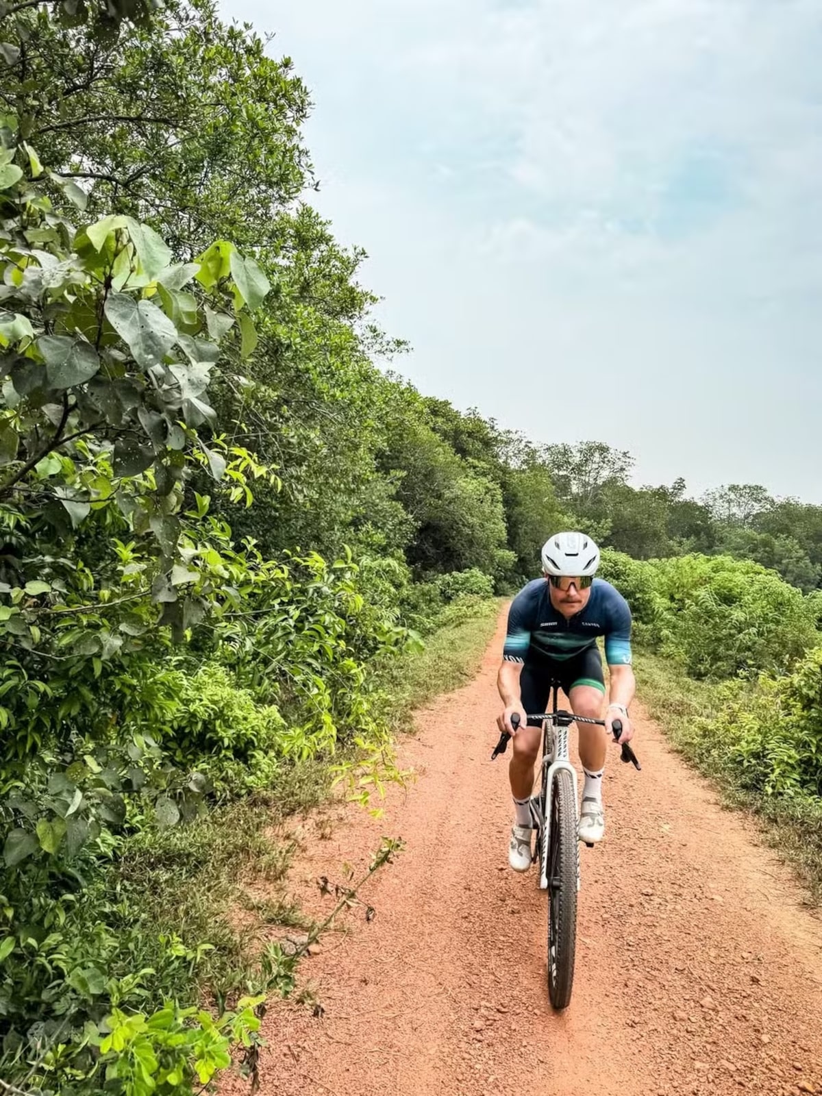 Piloto da F1 rejeita avião e faz trajeto de 350 km entre corridas de bicicleta