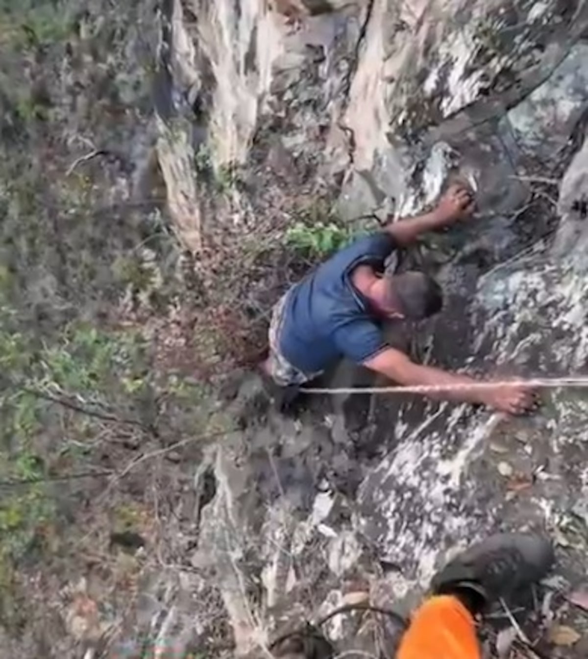 Homem escorrega ao tirar selfie e fica preso à beira de precipício por 11 horas no Tocantins