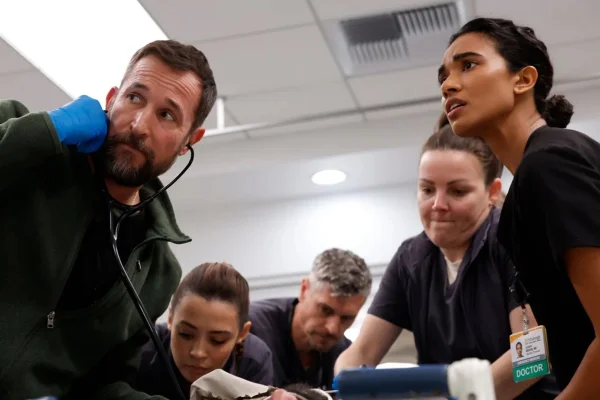Noah Wyle, de The Pitt, é eleito o homem mais sexy do mundo pela People - destaque galeria