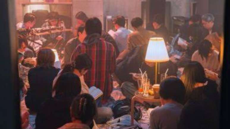 Conheça a balada do Japão que se transforma em lounge de leitura