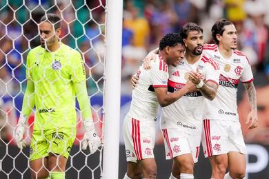 Vitória do Palmeiras pressionou Flamengo, que usou os titulares para golear o Bahia, esquecendo a Libertadores. ‘Precisamos sempre vencer’, disfarçou Jardim