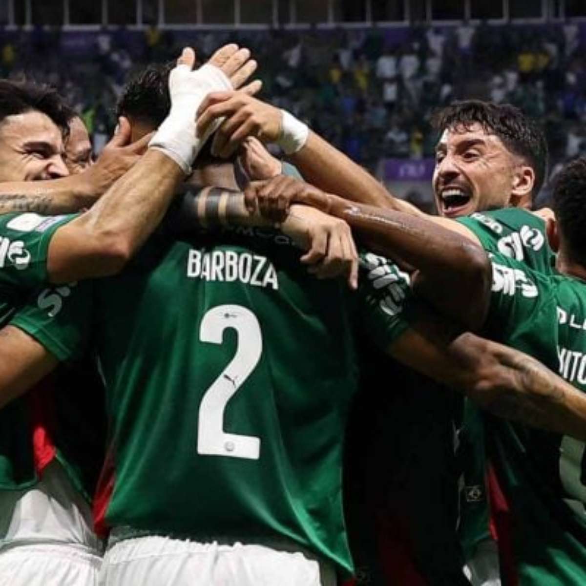 Palmeiras dá show, goleia o Corinthians e segue na caça ao líder
