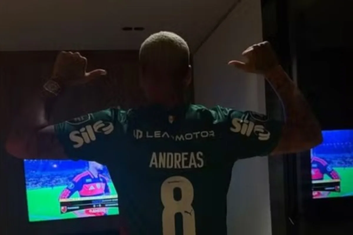 Foto colorida de Deyverson com camisa de Andreas Pereira - Metrópoles