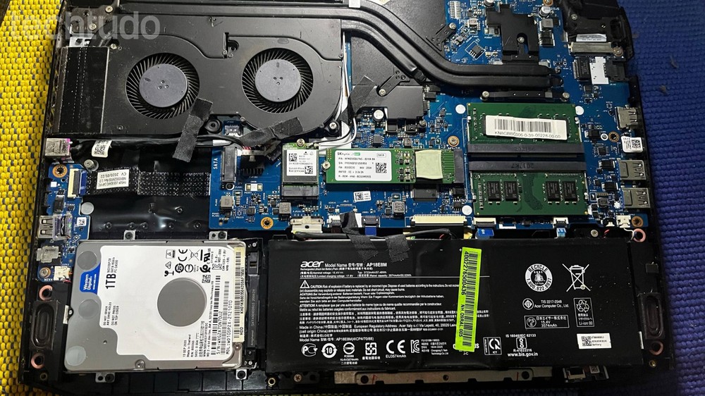 Ao remover a carcaça externa, estes componentes devem estar facilmente acessĂveis para uma limpeza — Foto: Gabriel Mattos/TechTudo