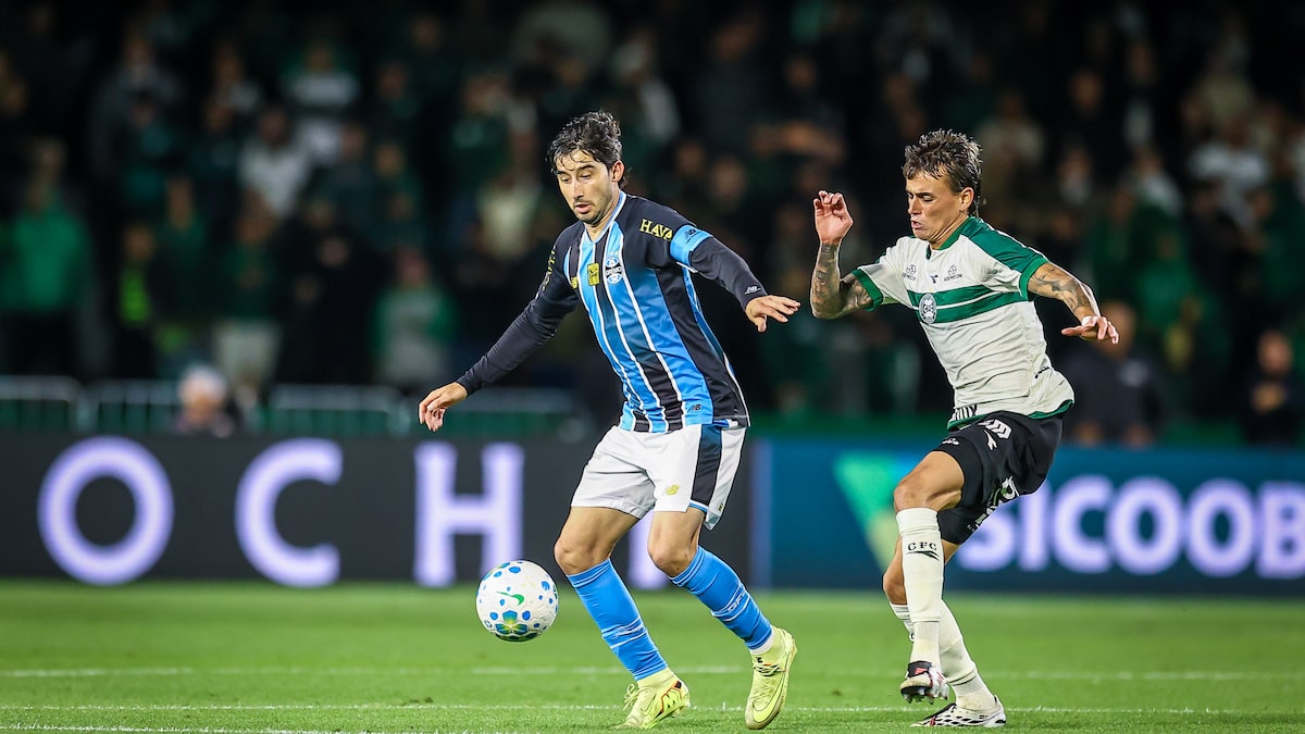 Grêmio vence Coritiba, respira no Z-4 e afunda o Corinthians na zona de rebaixamento do Brasileirão
