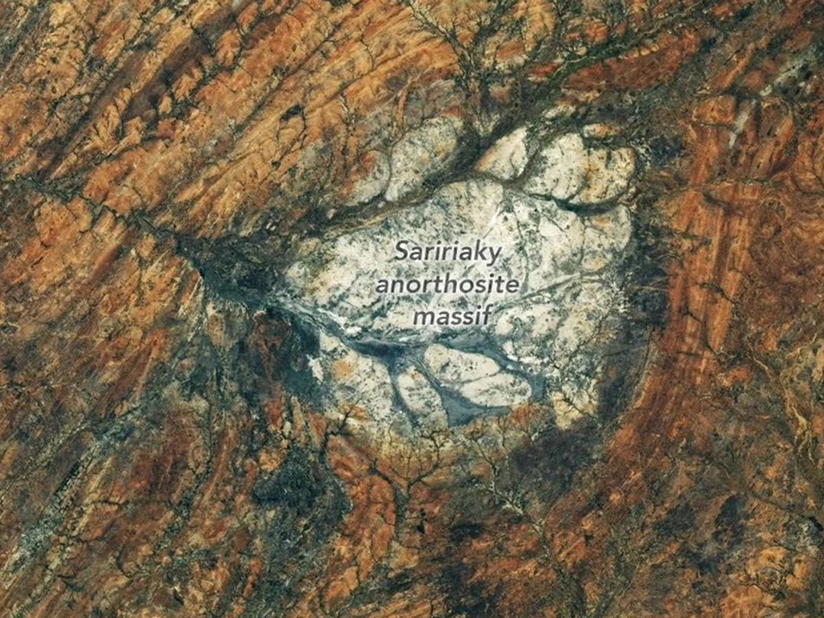 Nasa fotografa em Madagascar enorme formação de rocha semelhante à da Lua