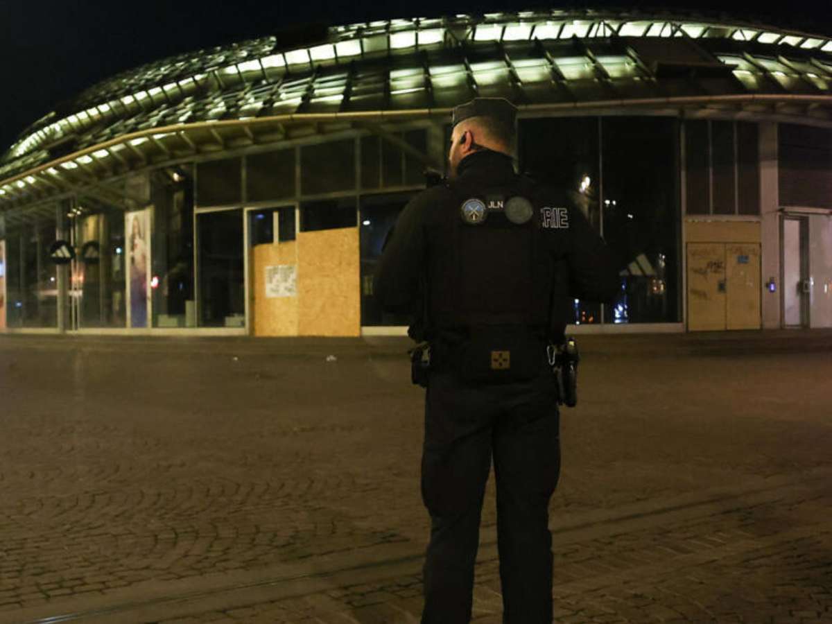 Após segunda noite de toque de recolher, premiê da França se reúne com líderes de sindicatos